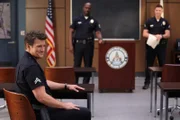 Officer John Nolan (Nathan Fillion, l.) wird von seinen Kollegen als neuer Ausbilder auf der Dienststelle begrüßt.