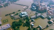 Jahrhundertflut in Sachsen im August 2002. Über 40 000 Hektar Land werden vom Hochwasser überschwemmt. Es hinterlässt Schäden in Höhe von 9,2 Milliarden Euro.