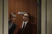 Ein Vortrag von Leonard (Johnny Galecki, r.) und Sheldon (Jim Parsons, l.) vor Studenten führt dazu, dass sich die Studentin Ramona mit Sheldon treffen will, um über seine Arbeit zu reden, allerdings mit weitreichenden Konsequenzen ...