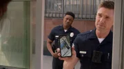 Officer Tim Bradford (Eric Winter, r.) und sein Kollege Aaron Thorsen (Tru Valentino, l.) verfolgen die Spur eines verschwundenen Polizeifunkgeräts.
