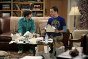 Die Grillenwette: Sheldon (Jim Parsons, r.) und Howard (Simon Helberg, l.) ...