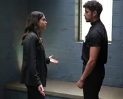 Officer Angela Lopez (Alyssa Diaz) stellt ihren Bruder Damian Lopez (Julio Macias), der als Priester tätig ist, auf dem Polizeirevier zur Rede.