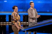 Moderator Alexander Bommes (r.) mit der Kandidatin Franziska Struller (l.).