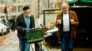 Reinhard Bielefelder (Bill Mockridge, l.) und Klaus Schmitz (Hartmut Volle, r.) sprechen über ihren aktuellen Fall.