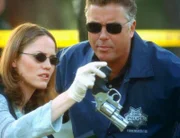 Wurde das Opfer mit diesem Revolver erschossen? Sara Sidle (Jorja Fox) und Gil Grissom (William Peterson) ermitteln.