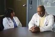 Zwischen Bailey (Chandra Wilson, l.) und Webber (James Pickens, Jr., r.) herrscht weiter dicke Luft, da Bailey in die Kinderchirurgie wechseln möchte ...