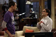 Da Penny einen neuen Freund hat, lässt sich Leonard (Johnny Galecki, r.) auf eine Beziehung mit seiner Kollegin Leslie Winkle ein. Sheldon (Jim Parsons, l.) ist darüber entsetzt, da es sein Erzfeindin ist ...