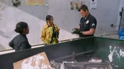 Officer John Nolan (Nathan Fillion, r.) und seine Partnerin, die Feuerwehrfrau Bailey Nune (Jenna Dewan, M.), stehen zusammen mit Officer Celina Juarez (Lisseth Chavez, l.) vor einem großen Rätsel: Warum verbrennt jemand einen Haufen Geld?