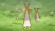 Die kleine Feldmaus, der große Hase und der kleine Hase ruhen sich im kühlen Schatten aus.