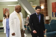 Nachdem Derek (Patrick Dempsey, r.) erfahren hat, dass in letzter Zeit mehr von seinen Patienten gestorben sind, als er retten konnte, entschließt er sich, seinen Job an den Nagel zu hängen. Meredith (Ellen Pompeo, l.) und Webber (James Pickens, Jr., M.) versuchen ihn davon abzuhalten - mit Erfolg?