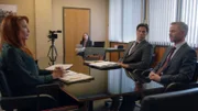 Der Staatsanwalt Wesley Evers (Shawn Ashmore, M.) wird von seiner Ex-Verlobten, der cleveren Anwältin Monica Stevens (Bridget Regan, l.) als Zeuge vernommen. Sie vertritt dabei unnachgiebig ihren Mandanten, während Wesley Evers von seinem Kollegen Sean Del Monte (Michael Trucco, r.) unterstützt wird.