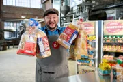Toastbrot ist das beliebteste Brot der Deutschen. Doch anstatt guter Zutaten und viel Handarbeit stecken billige Zusatzstoffe, Backtriebmittel und ein perfekt ausgeklügelter maschineller Backprozess dahinter.