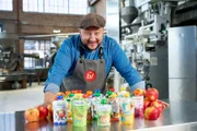 Sebastian Lege zeigt, wie die Lebensmittelindustrie Quetschies mit günstigem Apfel herstellt, richtig viel Geld verdient und dabei noch der Umwelt schadet.