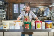 Mit Fertigsaucen aus großen Eimern sparen Imbissbetreiber Zeit und Geld. Die Produkte sind für die Gastronomie optimiert: Sie sind lange haltbar, müssen nicht gekühlt werden und sind besonders praktisch.