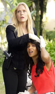 Dr. Tara Price (Megalyn Echikunwoke, re.) wurde beim Einsturz eines Pavillon, in dem ein Erhängter gefunden wurde, von einem Brett am Kopf getroffen. Calleigh (Emily Procter) versorgt ihre Kopfwunde. Leider sind jetzt wertvolle Spuren am Pavillon verloren gegangen.