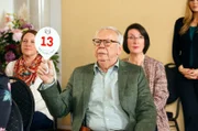 Günter Hoffmann (Peter Lerchbäumer, M. mit Komparsinnen) muss bei der Auktion mitbieten.
