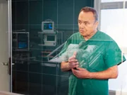 MDR Fernsehen IN ALLER FREUNDSCHAFT FOLGE 477, "Eskalation", am Sonntag (13.06.10) um 18:05 Uhr. Prof. Simonis (Dieter Bellmann) alter Freund Max Giessner hat ihn darum gebeten, sein Hirn-Aneurysma zu operieren. Simoni musste ihm sagen, dass er das seit seinem Unfall nicht mehr kann. Obwohl die Operation gelingt, kommt Simoni nicht damit zurecht, dass er selbst im OP nur noch beratende Funktion haben kann.