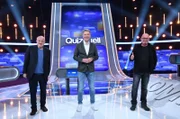 Moderator Jörg Pilawa (l.) mit den Kandidaten des Teams "Schauspiel": Die Schauspieler Florian Martens (r.) und Leonard Lansink (l.).