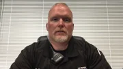 Der Polizist sitzt