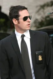 Ein Journalist wird durch eine Briefbombe getötet. Don (Rob Morrow) und sein Team versuchen den Täter zu finden ...