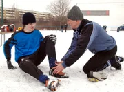 MDR Fernsehen IN ALLER FREUNDSCHAFT FOLGE 477, "Eskalation", am Donnerstag (06.02.14) um 11:45 Uhr. Jan Lehmann (Patrick Mölleken, li.) will unbedingt Profifußballer werden. Er möchte damit auch seinem Vater Sascha (Tim Wilde, re.) helfen, nach dem Tod der Mutter endlich wieder Fuß zu fassen.