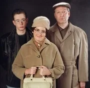L-R: Sohn Stefan (Andreas Gergen), Hilde Becker (Sabine Urig), Heinz Becker (Gerd Dudenhöffer)