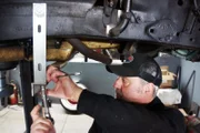 der Mechaniker arbeitet an dem Auto.