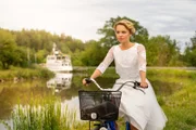 Emma (Barbara Prakopenka), die Braut vom Götakanal, auf ihrer Flucht vor der Trauungszeremonie.