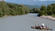 Die Drau durchquert mehrere Länder, darunter Österreich, Slowenien, Kroatien und Ungarn, bevor sie schließlich in die Donau mündet, und war eine wichtige Route für den Handel zwischen dem Mittelmeerraum und Mitteleuropa. Im Bild: Flößer auf der Drau.