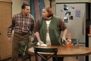 Voller Freude berichtet Alan (Jon Cryer, l.) Berta (Conchata Ferrell, r.) von seinem neuen Sportwagen ...