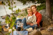 Emma (Barbara Prakopenka, l.) und Paul (Felix Everding, r.) verstehen sich blendend. Doch am Tag ihrer Hochzeit ist sich Emma nicht mehr sicher, ob sie Paul heiraten kann und will.