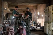 L-R: Jason Hayes (David Boreanaz) und Ray Perry (Neil Brown Jr.)
