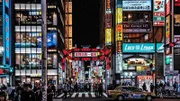 Das größte und älteste Vergnügungsviertel Japans, Kabukicho, befindet sich in Shinjuku und zieht zahlreiche Touristen bei Tag und bei Nacht an.