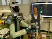 Professor Cheng testet die Eigenschaften der künstlichen Roboterhaut des Roboters TOMM.