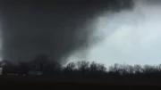 Superzellengewitter können kräftige Fallwinde, schweren Hagel und Starkregen verursachen. Viele Tornados entstehen aus Superzellen.