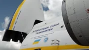 Der Bug lässt sich hydraulisch öffnen und durch Einziehen des Bugfahrwerks absenken, wodurch das Flugzeug über eine flache Rampe direkt vom Boden aus beladen werden kann.