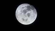 Der Erdmond ist der einzige natürliche Satellit des Blauen Planeten und gilt im Verhältnis zu seinem Zentralkörper Erde als außergewöhnlich groß.