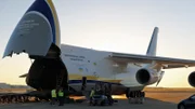 Das Frachtflugzeug kann sowohl über den hochklappbaren Rumpfbug als auch über die Heckrampe beladen werden.
