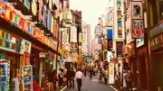 Die Bevölkerungsdichte in Shinjuku ist mit fast 19.000 Einwohnern pro Quadratkilometer sehr hoch. Das liegt unter anderem an den zentralen Funktionen des Viertel als Kultur- und Geschäftshotspot.