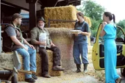 Vor dem Voglhof machen Sverin, Stadlbauer und Sophia eine kleine Brotzeit. Von links: Severin (Andi Gießer), Stadlbauer (Andreas Geiss), Sophia (Patricia Freund), Katharina (Carina Dengler).