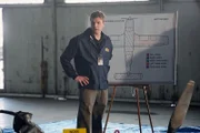 NTSB-Ermittler Jeff Guzzetti (Sergio Di Zio) sucht nach Hinweisen, die den Absturz von John Kennedys Flugzeug erklären. (Wiederherstellung)