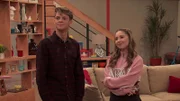 L-R: Henry Hart (Jace Norman), Piper Hart (Ella Anderson)