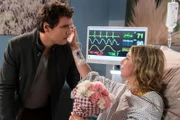 Als Philipp Anschütz (Paul T. Grasshoff, l.), Patient von Dr. Ahrend, seine Frau Carla (Brigitte Zeh, r.) im Klinikum besucht, wird den Ärzten schnell klar, dass die beiden verheiratet sind. Aber nicht nur das. Als Philipp seiner, bekanntermassen schwangeren, Frau erzählt, dass seine Vasektomie rückgängig zu machen ist, wird den Ärzten auch klar, dass Carla nicht von ihrem Mann schwanger sein kann.