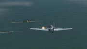 Ein amerikanisches trägergestütztes Flugzeug nimmt in einem computergenerierten Bild ein deutsches Nachschub-U-Boot „Milchkuh“ unter Maschinengewehrfeuer.   (Pazifikflotte II Productions Inc.)