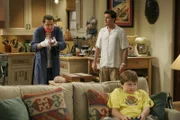 Nach seinem Sturz vom Dach ist Alan (Jon Cryer, l.) nicht fähig auf Jake (Angus T. Jones, r.) aufzupassen - Charlie (Charlie Sheen, M.) springt für ihn ein ...