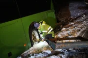 Oerjan verbindet eine Kette mit dem Rad des Busses. (National Geographic)