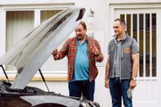 Von links: Gregor (Holger Matthias Wilhelm) bittet Mike (Harry Blank) nach dem komischen Piepsen in seinem Auto zu schauen.