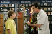 Jake (Angus T. Jones, l.) setzt seinen Willen gegen Charlie (Charlie Sheen, r.) durch und lässt sich von seinem entnervten Onkel auf der Suche nach einem Hähnchenlokal und einer Videothek so lange durch die Stadt kutschieren, bis Charlie der Kragen platzt ...
