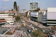 Die Kreuzung Kurfürstendamm/Joachimsthaler Straße mit Blick zur Kaiser-Wilhelm-Gedächtniskirche und Europa-Center um 1970.