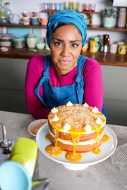 Nadiya Hussain mit einem Mango-Kokos-Kuchen.